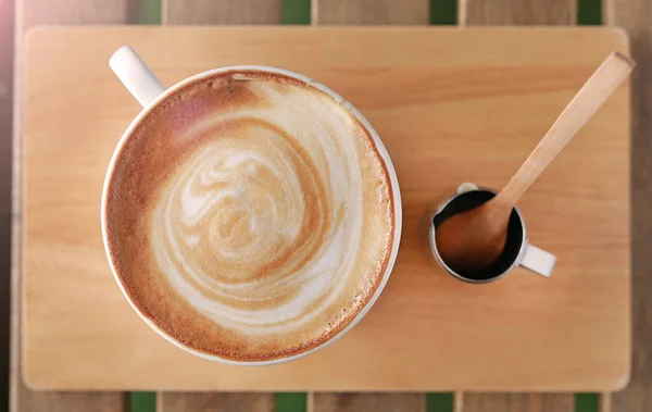 Hot latte coffee coffee on wooden table. — Stock Photo, Image