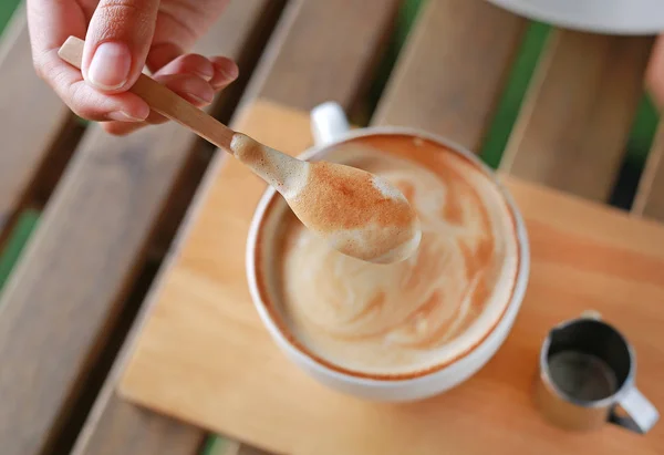 Café con leche caliente en mesa de madera . — Foto de Stock