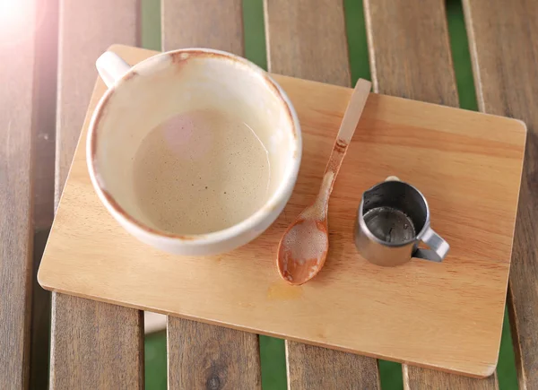 Xícara vazia de café na mesa de madeira. — Fotografia de Stock