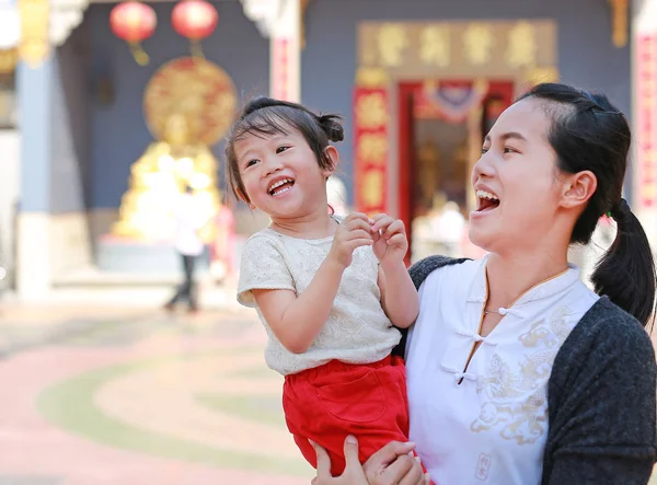 Portret van de moeder en schattig klein meisje in Yaowarat Road (Bangkok chinatown) op Chinees Nieuwjaar, Bangkok Thailand. — Stockfoto