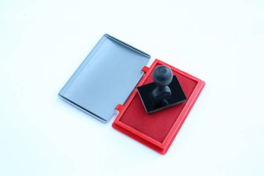 Beyaz arka plan üzerinde lastik damgası ve kırmızı mürekkep kartuşları.