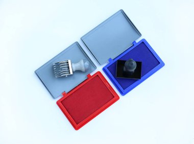 Lastik damga ve kırmızı - beyaz arka plan mavi mürekkep kartuşları.