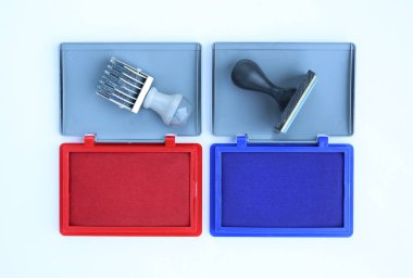 Lastik damga ve kırmızı - beyaz arka plan mavi mürekkep kartuşları.