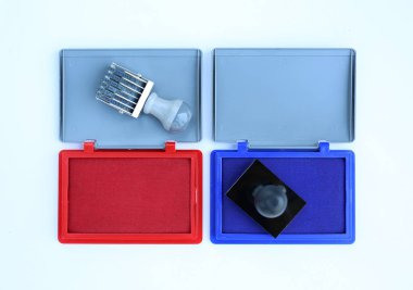 Lastik damga ve kırmızı - beyaz arka plan mavi mürekkep kartuşları.