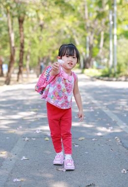 Senin için çiçek holding ile ortak parkta sevimli küçük kız portresi.