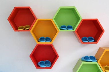 Renkli Modern ayakkabı rafının beyaz duvardaki.