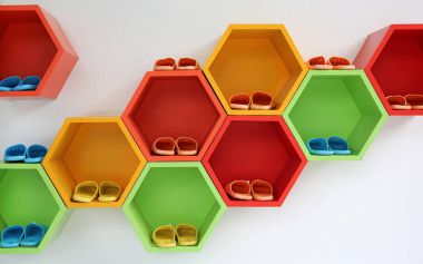 Renkli Modern ayakkabı rafının beyaz duvardaki.