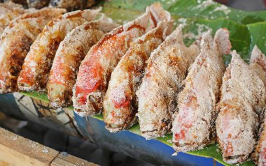 Izgara kırmızı tilapia balık tuz ile