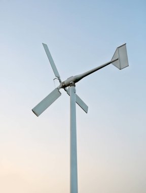 Günbatımında rüzgar türbinleri