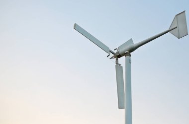 Günbatımında rüzgar türbinleri