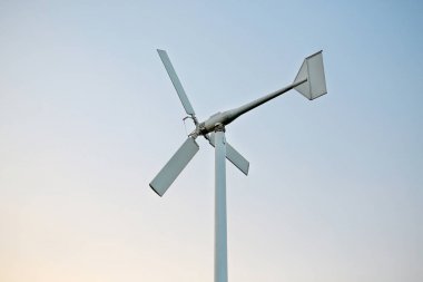 Günbatımında rüzgar türbinleri