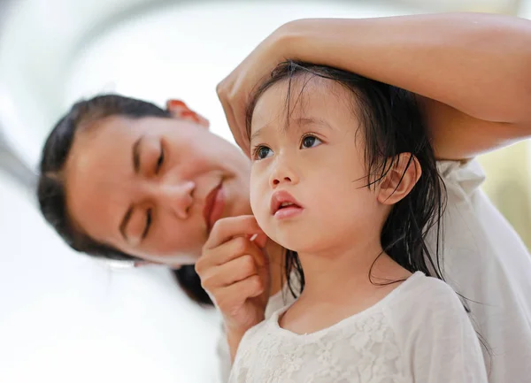 Cuidado del bebé después del baño (oreja del niño de limpieza madre ) —  Fotos de Stock
