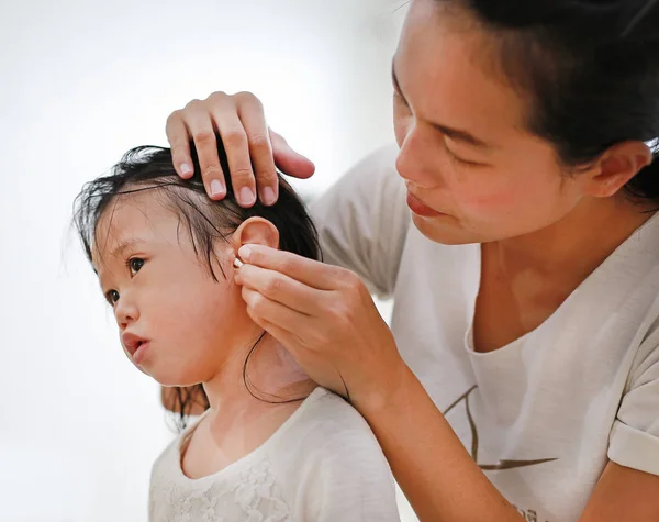 Babyverzorging na het Baden (moeder schoonmaak kid's ear) — Stockfoto