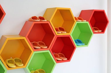 Renkli Modern ayakkabı rafının beyaz duvardaki.