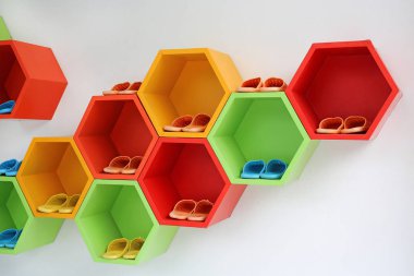 Renkli Modern ayakkabı rafının beyaz duvardaki.