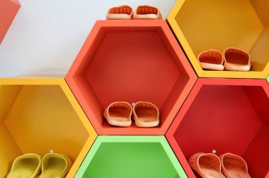 Yakın çekim renkli Modern ayakkabı rafının beyaz duvardaki.