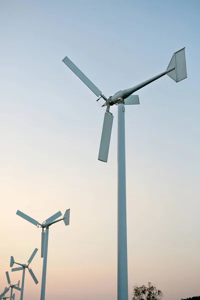 Windkraftanlagen bei Sonnenuntergang — Stockfoto