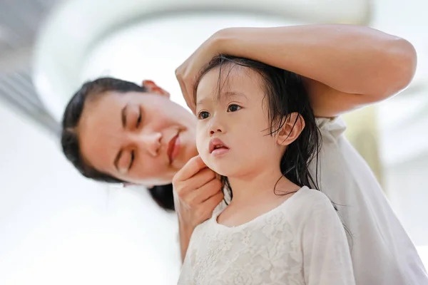 Babyverzorging na het Baden (moeder schoonmaak kid's ear) — Stockfoto