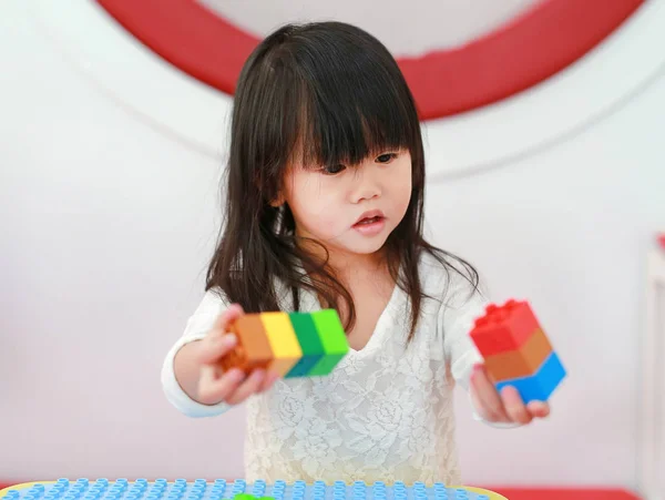 Asiatique enfant fille jouer coloré plastique blocs — Photo