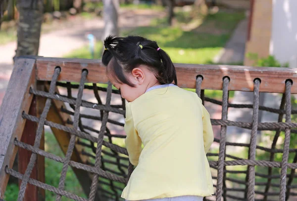 Niña jugando en la red de escalada —  Fotos de Stock