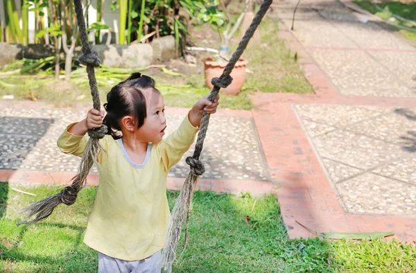 Niña jugando en la cuerda de escalada —  Fotos de Stock