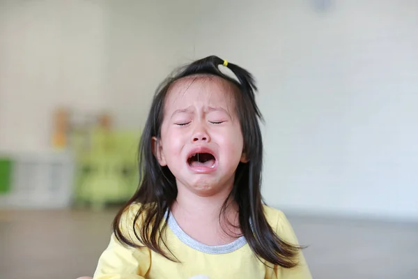 Крупним планом маленька дівчинка плаче зі сльозами на обличчі . — стокове фото