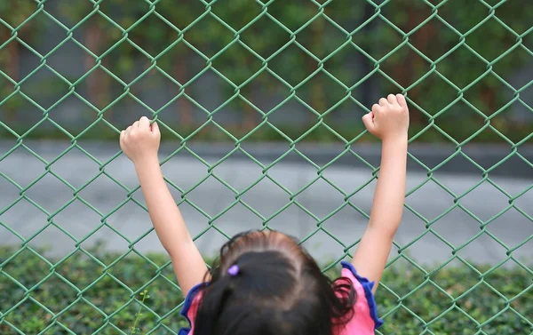 Kız çocuk demir kafes tutun. El tutma çelik ızgara.