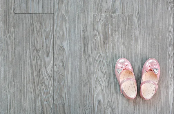 Κορίτσι μικρό παπούτσια σε φόντο ξύλινη με αντίγραφο χώρου — Φωτογραφία Αρχείου