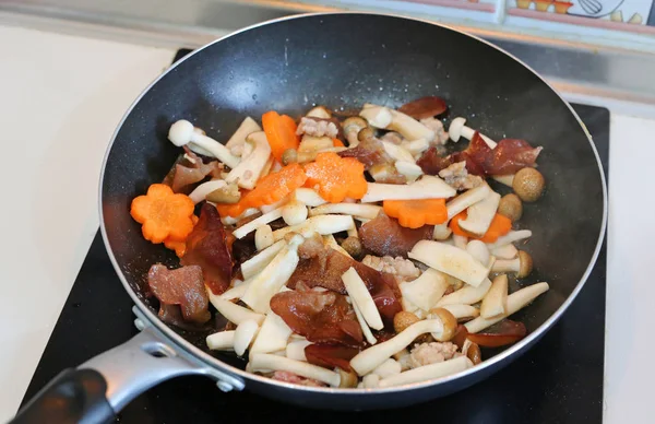 Cozinha caseira. Cogumelo shiitake frito com carne de porco, tofu e cenoura . — Fotografia de Stock