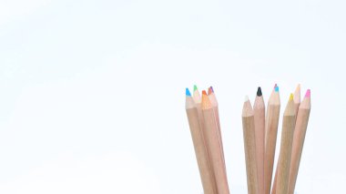 Beyaz arkaplanda renkli kalemler