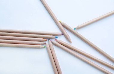 Beyaz arkaplanda renkli kalemler