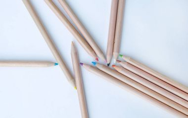 Beyaz arkaplanda renkli kalemler