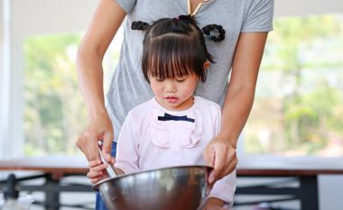 Anne ve çocuk ev yapımı gözleme yapma