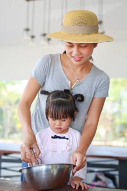 Anne ve çocuk ev yapımı gözleme yapma