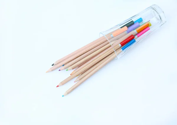 Стек кольорових олівців на білому тлі — стокове фото