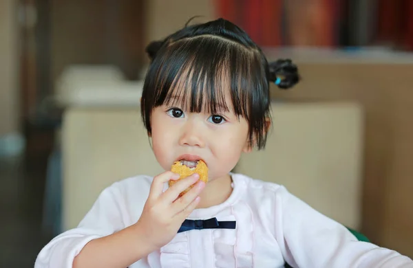 Primer plano de poco asiático chica comer frito pollo en café . — Foto de Stock