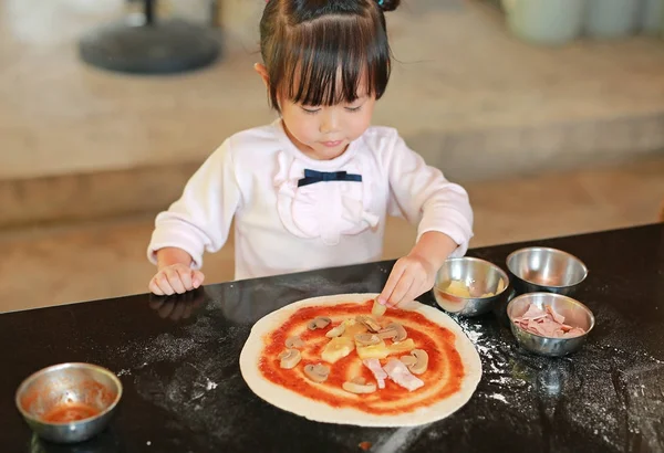 Így, pizzát ázsiai gyerek, kislány. — Stock Fotó