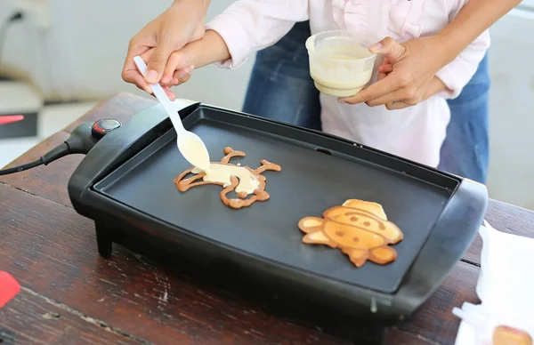 Mor och barn att göra hemmagjord pannkaka — Stockfoto