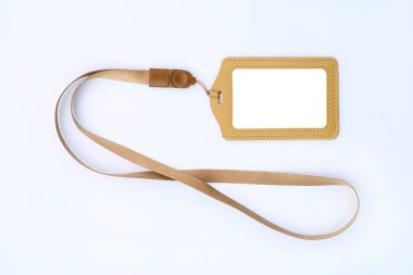 Boş rozet kartları ve beyaz arka plan üzerinde Boyunluklar