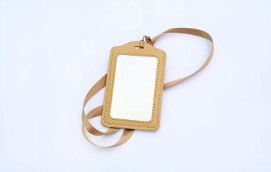 Boş rozet kartları ve beyaz arka plan üzerinde Boyunluklar