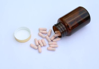 bir şişe beyaz zemin üzerine dışarı dökülmesini kapsül