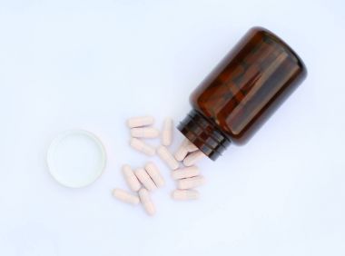 bir şişe beyaz zemin üzerine dışarı dökülmesini kapsül