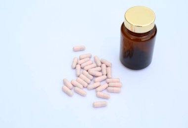 kapsül ve beyaz arka plan üzerinde şişe