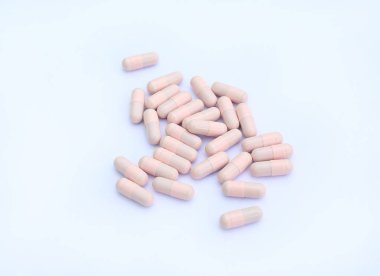 Beyaz arka planda tıbbi kapsüller