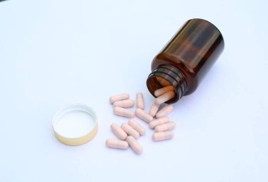 bir şişe beyaz zemin üzerine dışarı dökülmesini kapsül