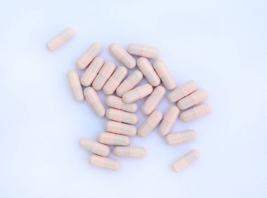 Beyaz arka planda tıbbi kapsüller