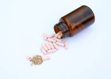 bir şişe beyaz zemin üzerine dışarı dökülmesini kapsül