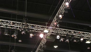 Bir koridor tavanında ışıklandırma