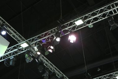 Bir koridor tavanında ışıklandırma