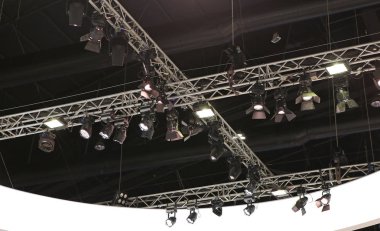 Bir koridor tavanında ışıklandırma